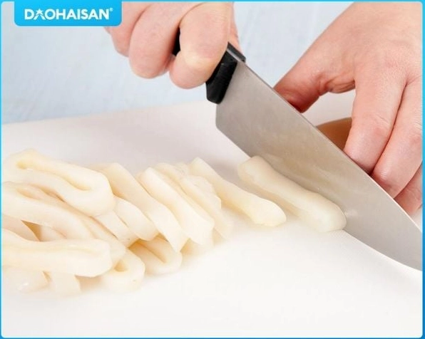 Đảo đều tay mực trên lửa lớn cùng rau củ