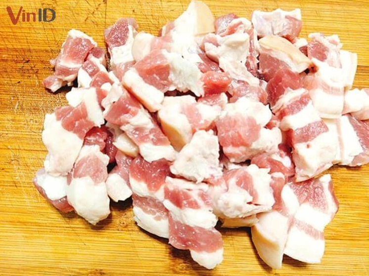 Đảo đều thịt ba chỉ trong nồi cho săn lại