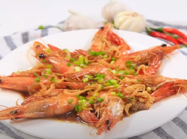 Đảo đều tôm trong chảo cùng hỗn hợp xốt me chua ngọt