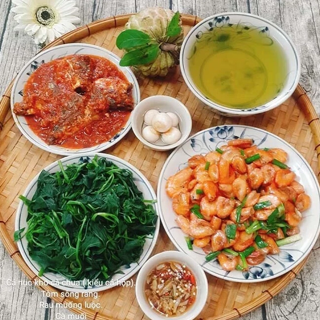 Đảo tôm đều tay trên chảo nóng cho đến khi tôm chín và thấm gia vị