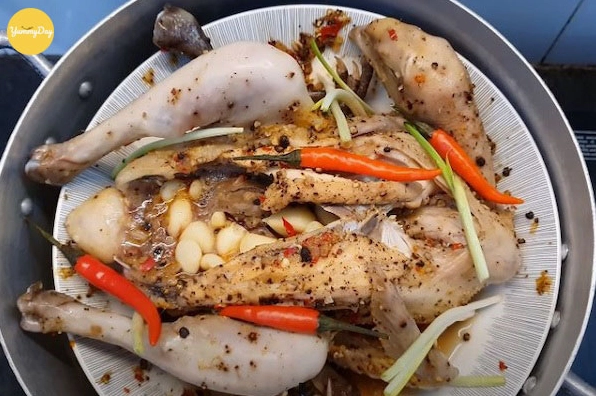 Đặt gà đã ướp gia vị vào nồi hấp cách thủy đậy kín nắp để xông hơi tỏi