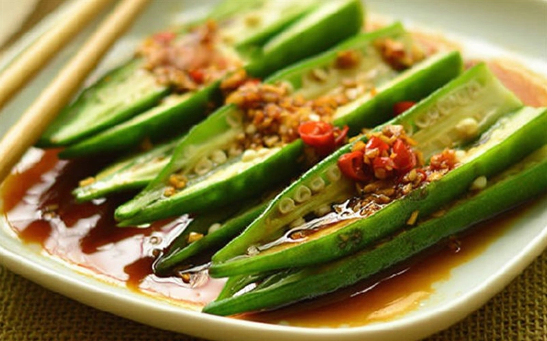Đậu bắp ngon có kích thước vừa phải và màu xanh tươi