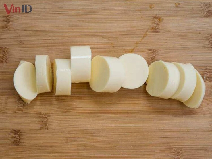 Đậu hũ non cắt miếng nhỏ ăn kèm lẩu