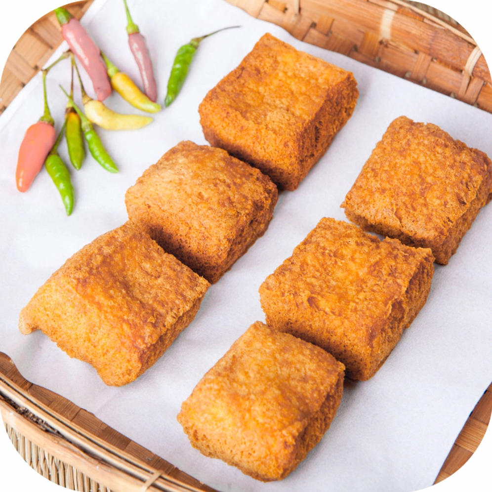 Đậu phụ tươi cắt miếng vuông vức chuẩn bị đem đi chiên