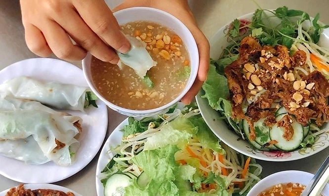 Đĩa bánh ướt thịt nướng được cuộn gọn gàng đẹp mắt sẵn sàng để thưởng thức