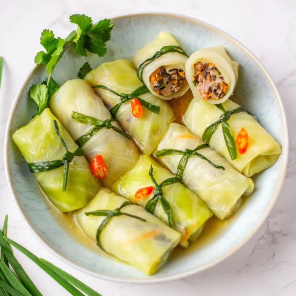 Đĩa bắp cải cuộn thịt thơm ngon bổ dưỡng hấp dẫn được trình bày đẹp mắt