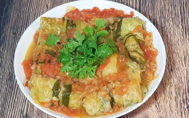 Đĩa bắp cải cuộn thịt xốt cà chua sánh mịn rực rỡ màu sắc vô cùng đưa cơm