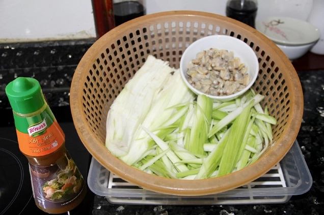 Đĩa bầu xào ngao hoàn thiện được bày biện đẹp mắt trên bàn ăn