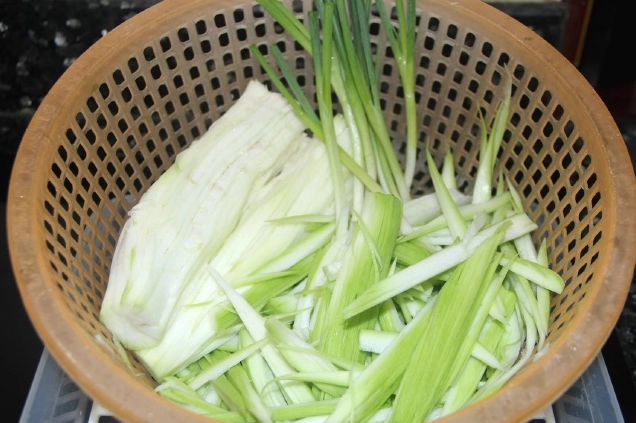 Đĩa bầu xào ngao nóng hổi thơm ngon với màu xanh bắt mắt của bầu và thịt ngao trắng tươi