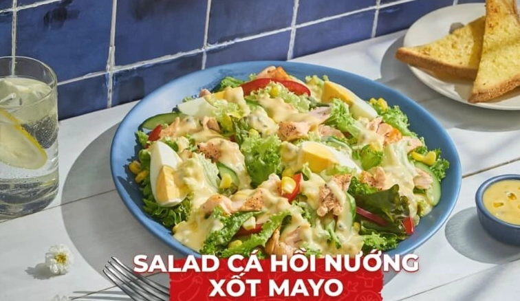 Đĩa cá hồi áp chảo sốt thơm lừng hấp dẫn được trang trí cùng các loại rau củ