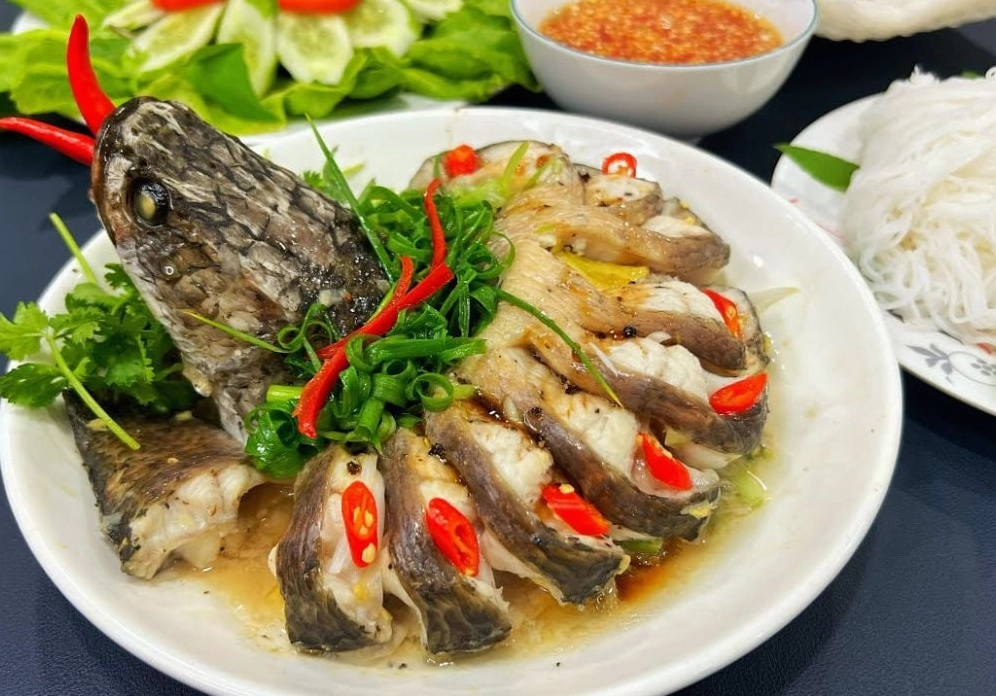 Đĩa cá lóc hấp bốc khói thơm lừng mùi lá nhàu và hành gừng