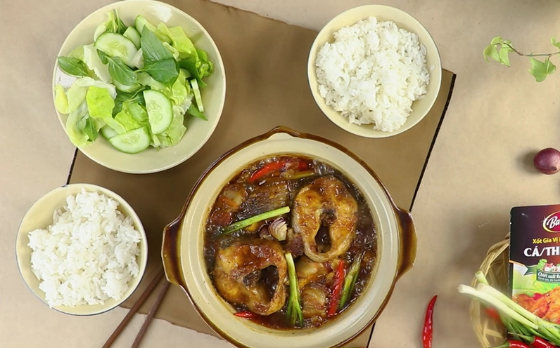 Đĩa cá lóc kho tộ hoàn chỉnh bày ra mâm cùng cơm trắng