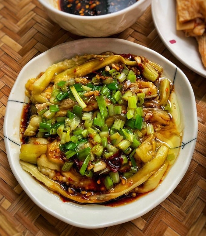 Đĩa cà tím nướng mỡ hành chay thơm ngon hấp dẫn dành cho những ngày rằm