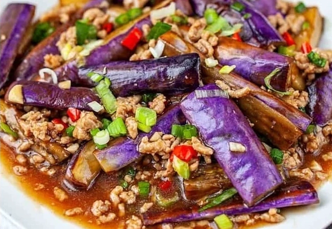 Đĩa cà tím xào thịt băm thơm lừng bốc khói nghi ngút
