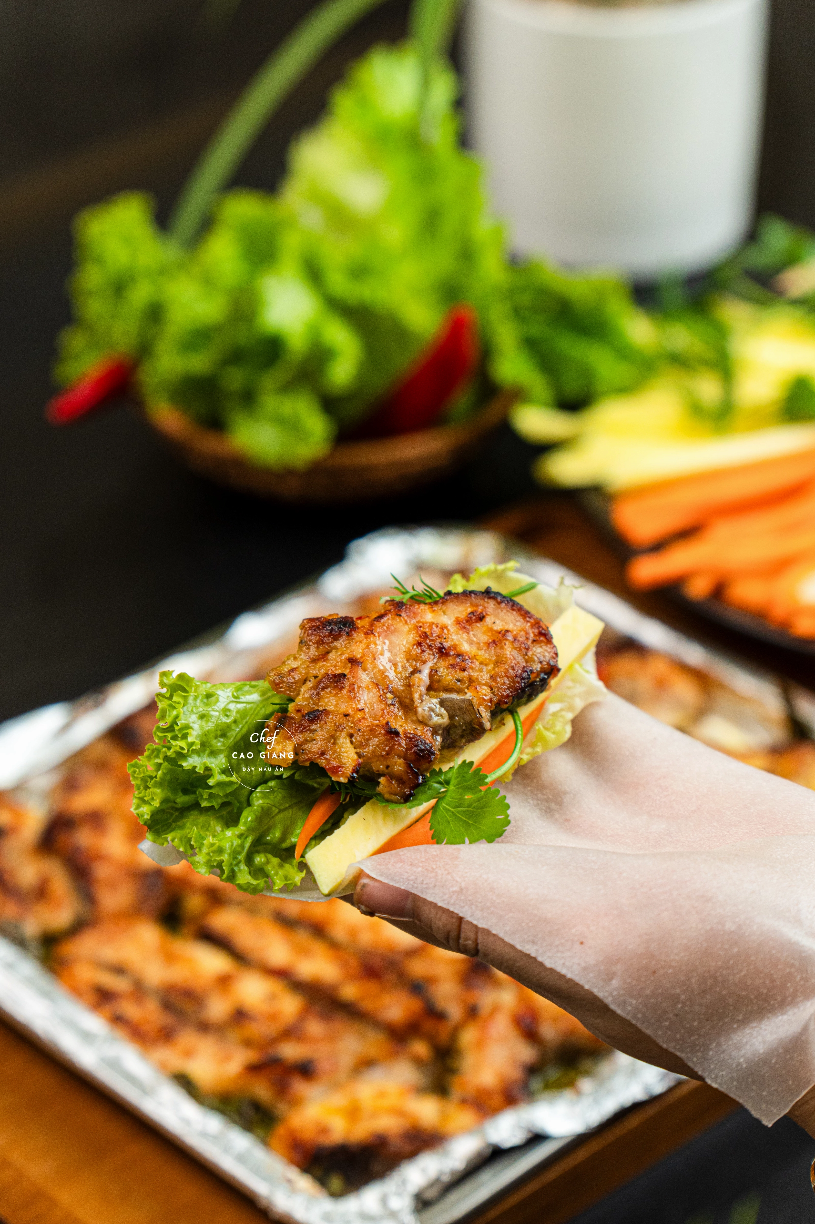 Đĩa chả cá lăng nướng thơm ngon ăn kèm rau thơm bún tươi