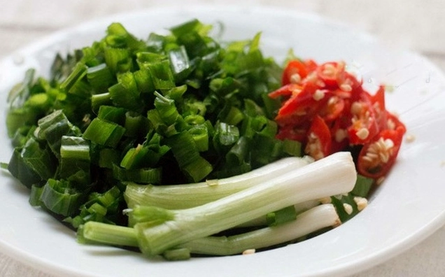 Đĩa chả ếch cuốn lá lốt chiên vàng ươm hấp dẫn