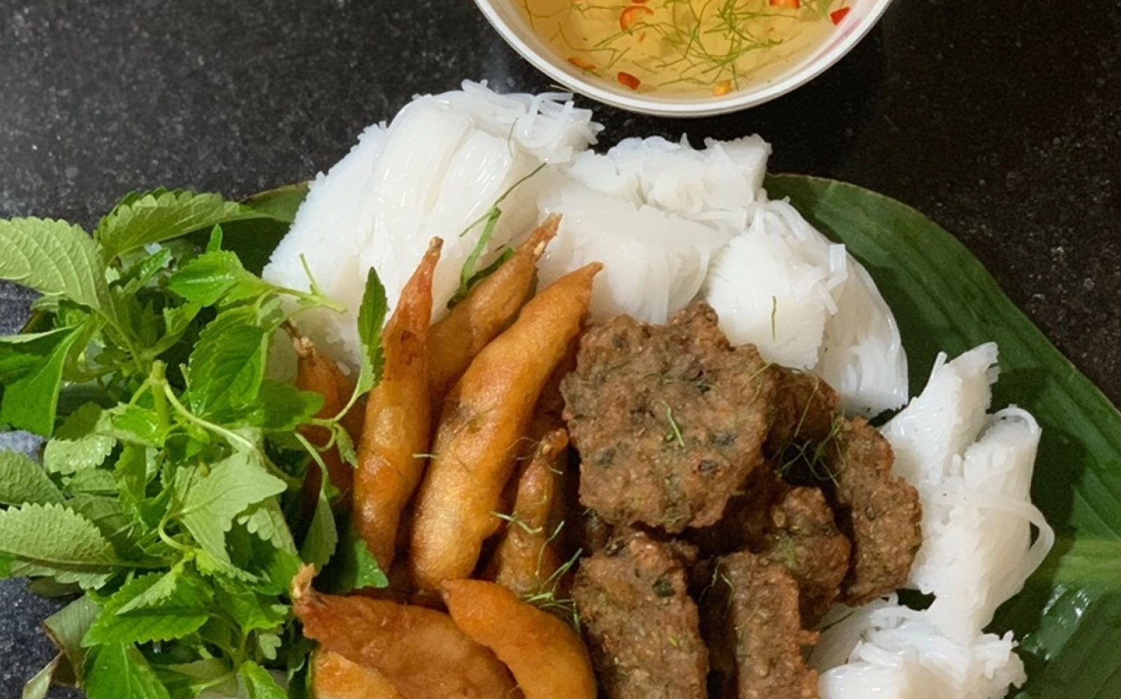 Đĩa chả nhái đặc sản làng Khương Thượng vàng rộm thơm lừng
