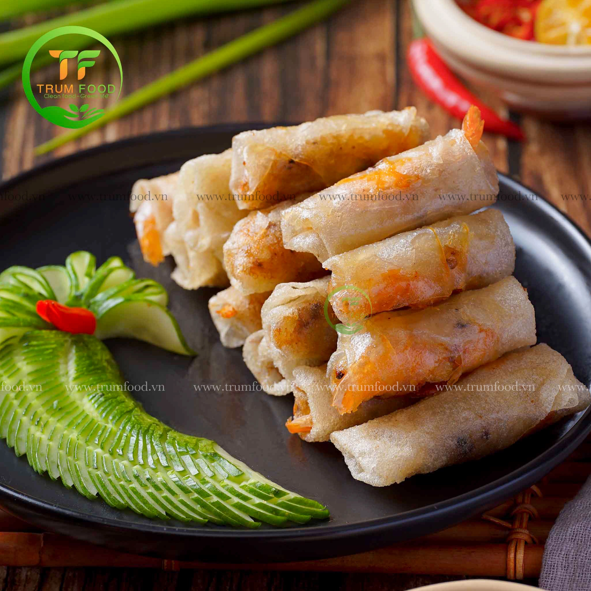 Đĩa chả ram tôm đất vàng ươm giòn rụm được bày trí bắt mắt