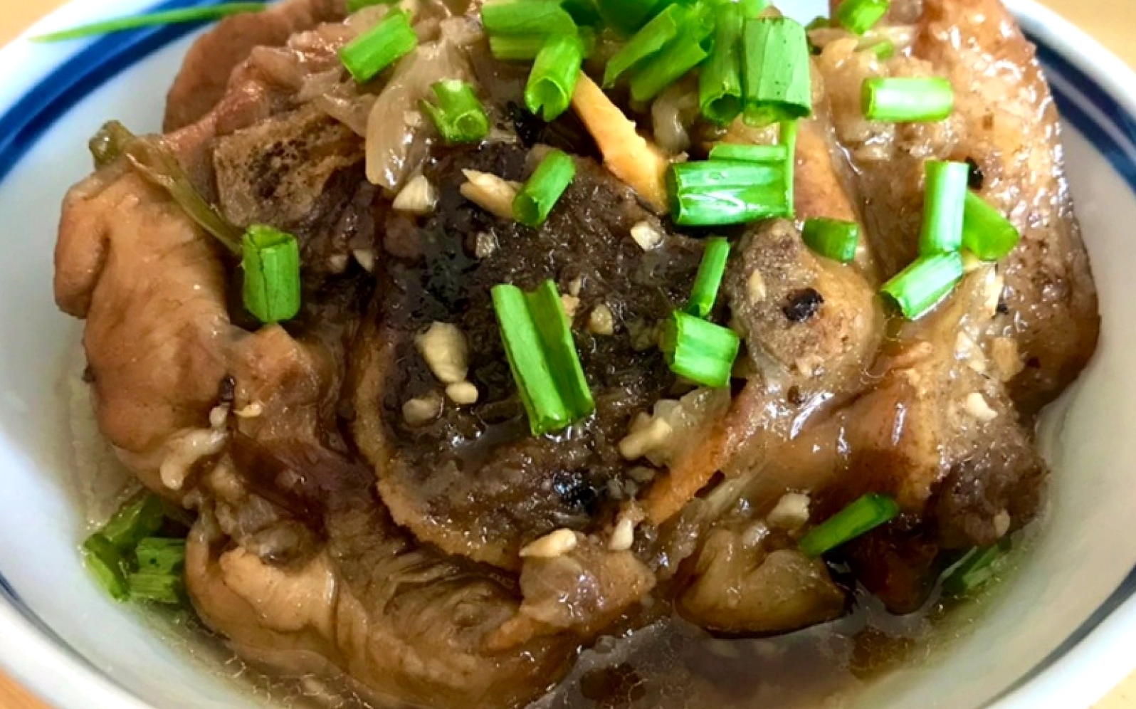 Đĩa chân giò hầm coca màu nâu cánh gián bắt mắt hấp dẫn