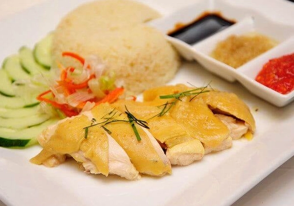 Đĩa cơm gà Hải Nam Singapore hấp dẫn chuẩn vị tại nhà với thịt gà luộc vàng ươm và cơm dẻo thơm