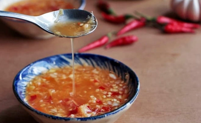 Đĩa dạ dày lợn luộc trắng giòn hấp dẫn bày trên bàn ăn