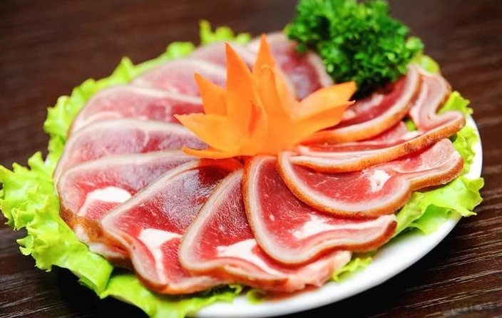 Đĩa dê nướng mọi hấp dẫn ăn kèm cùng các loại rau thơm tươi mát