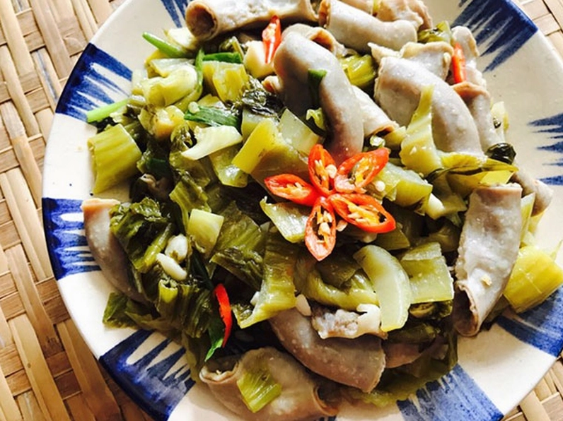Đĩa dưa chua xào lòng thơm ngon hấp dẫn với màu sắc bắt mắt