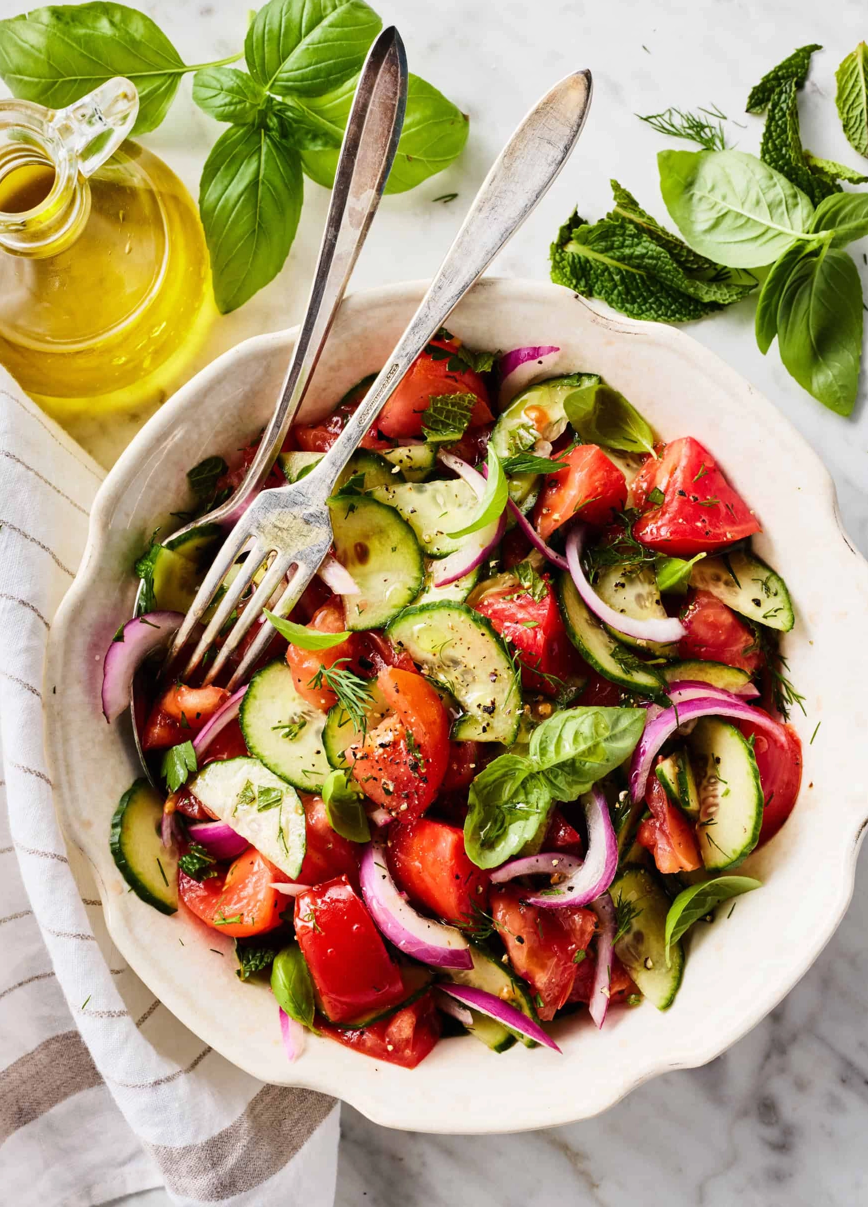 Đĩa dưa chuột và cà chua trộn salad vô cùng bắt mắt tươi ngon