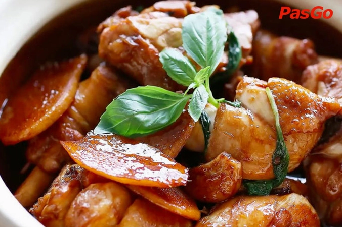 Đĩa đùi gà rút xương xào húng quế thơm nức mũi vô cùng hấp dẫn