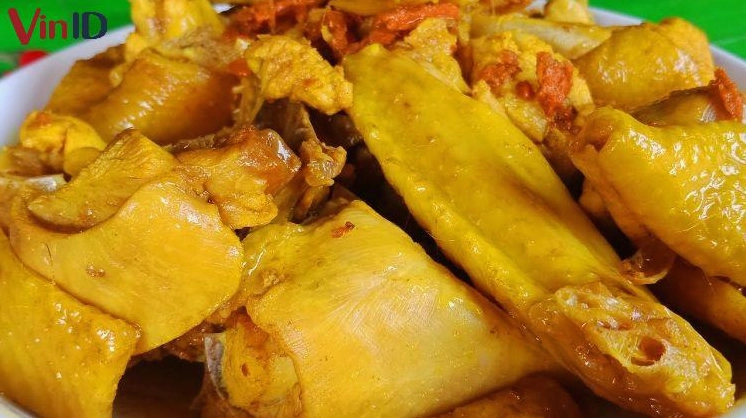 Đĩa gà kho nghệ thành phẩm hoàn chỉnh bày ra bàn ăn