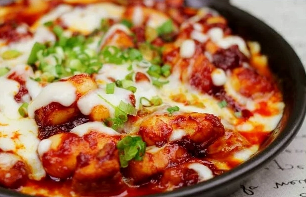 Đĩa gà nướng phô mai tan chảy vàng óng vô cùng hấp dẫn