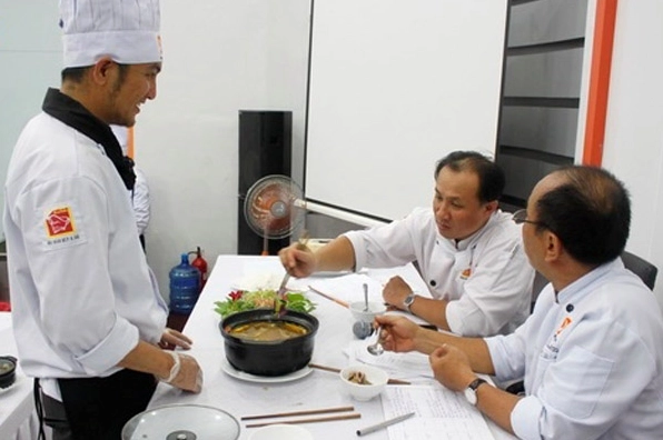 Đĩa gà xào húng quế hấp dẫn dùng kèm cơm trắng