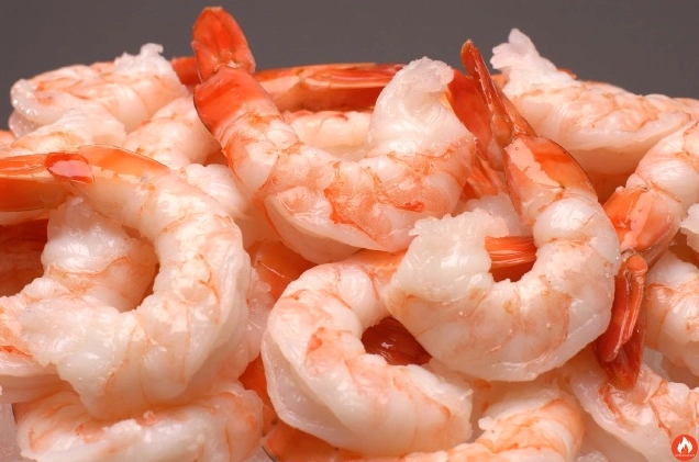 Đĩa gỏi bưởi tôm thịt vô cùng bắt mắt với tôm luộc đỏ au và tép bưởi mọng nước
