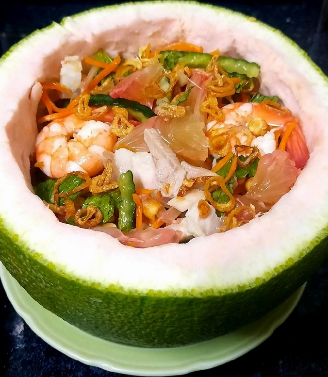 Đĩa gỏi bưởi tôm thịt vô cùng hấp dẫn với màu sắc bắt mắt và tôm thịt tươi ngon