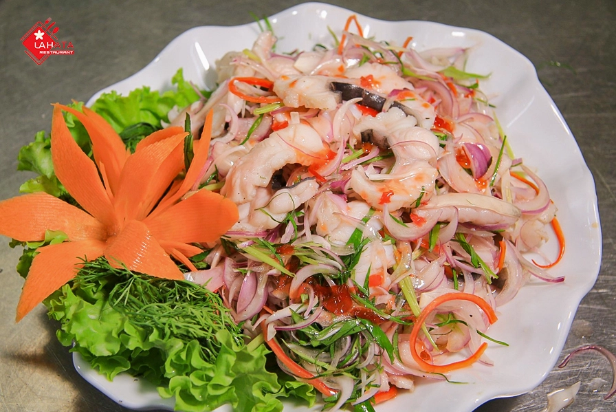 Đĩa gỏi cá lăng trộn hành tím thơm ngon và hấp dẫn
