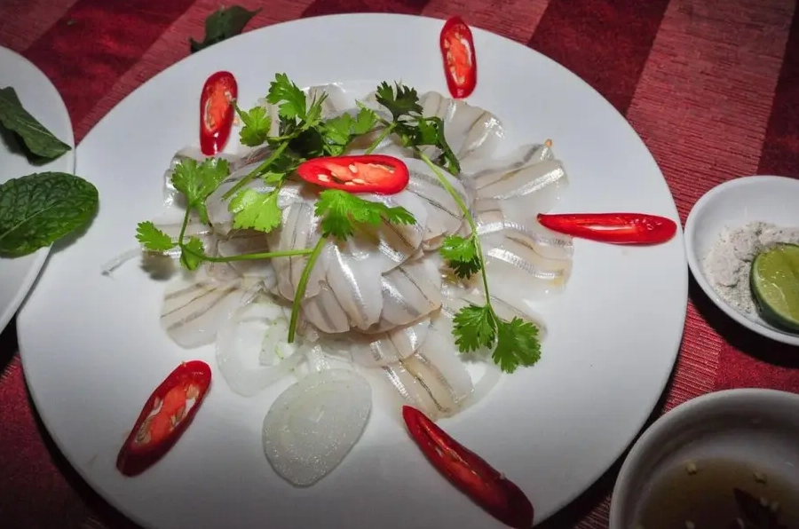 Đĩa gỏi cá mai tươi ngon hấp dẫn được trình bày đẹp mắt