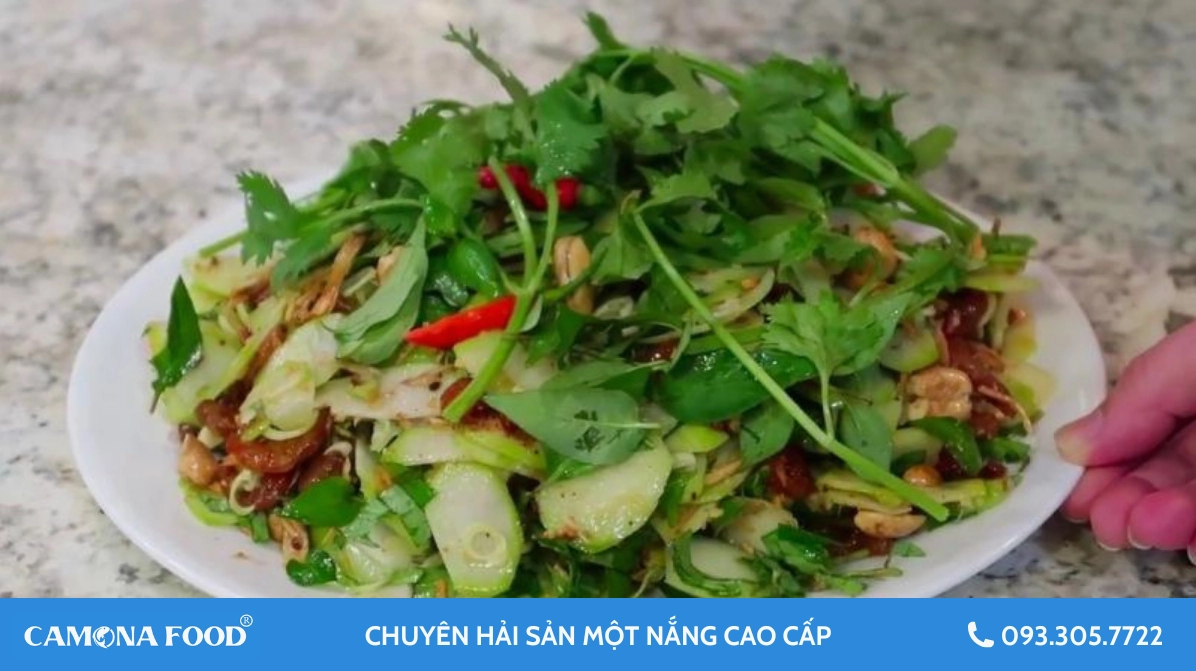 Đĩa gỏi cóc tôm khô chua ngọt cực kỳ hấp dẫn và bắt mắt