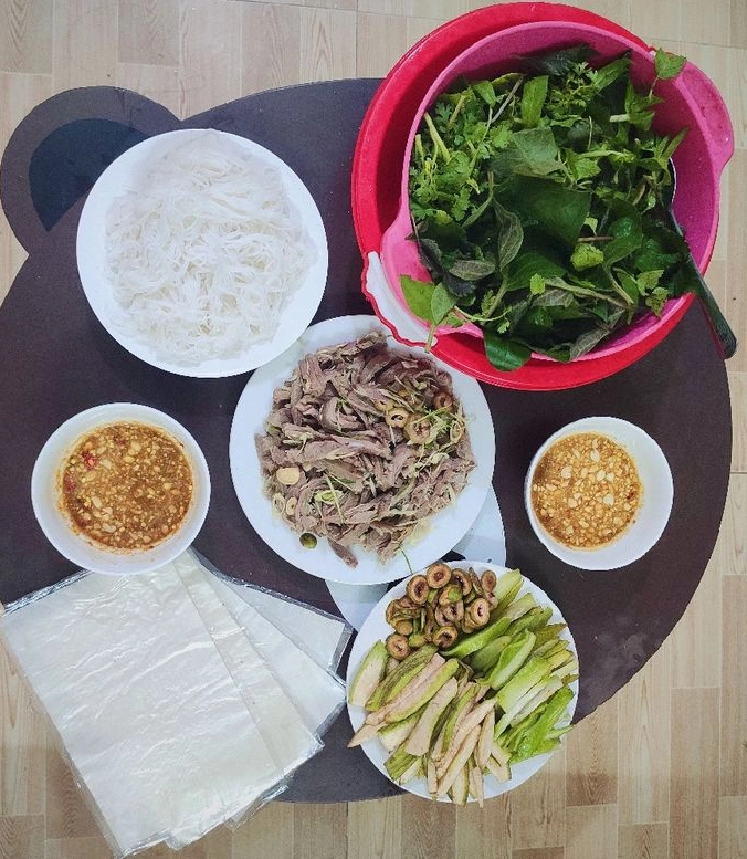 Đĩa gỏi thịt dê bóp tái chanh hoàn chỉnh rắc thêm mè rang và đậu phộng trông vô cùng bắt mắt