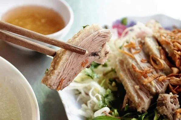 Đĩa gỏi vịt hoàn chỉnh được trang trí đẹp mắt rắc đậu phộng rang