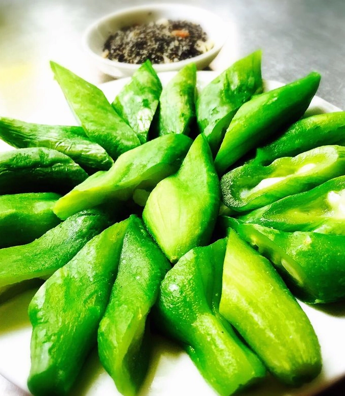 Đĩa lặc lè hấp chấm muối vừng thơm ngon đậm vị