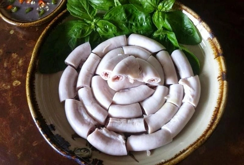 Đĩa lòng lợn luộc trắng giòn bày biện đẹp mắt trên bàn ăn