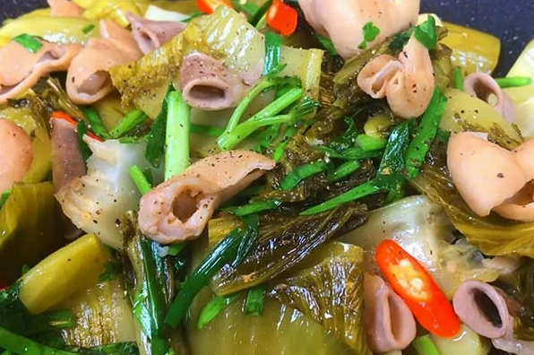 Đĩa lòng xào dưa thành phẩm rắc thêm tiêu xay cực bắt mắt