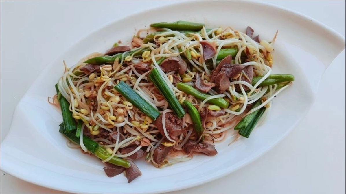 Đĩa mề xào giá đỗ thơm ngon hấp dẫn với màu sắc bắt mắt