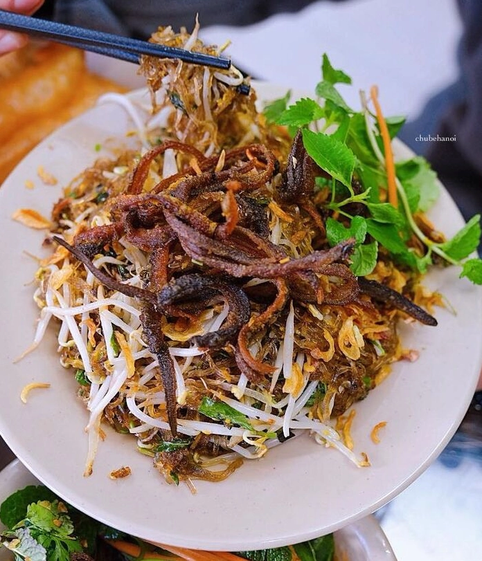 Đĩa miến lươn xào giòn ngon đậm đà chuẩn vị với sợi miến óng ả và lươn vàng ươm