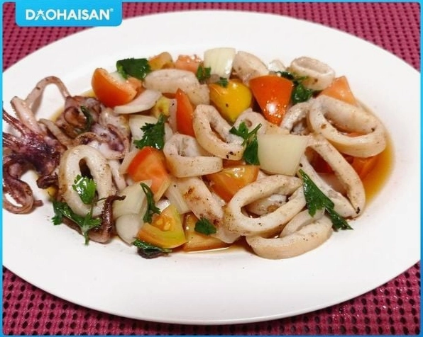 Đĩa mực xào hoàn thành vô cùng hấp dẫn khô ráo không bị ra nước