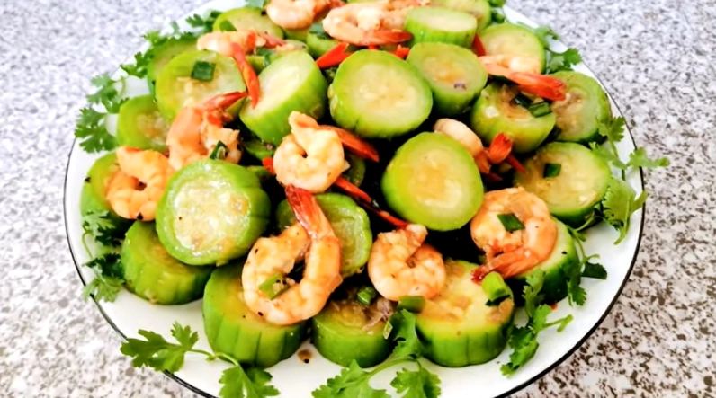 Đĩa mướp xào tôm hoàn thành trình bày đẹp mắt trên đĩa sứ trắng