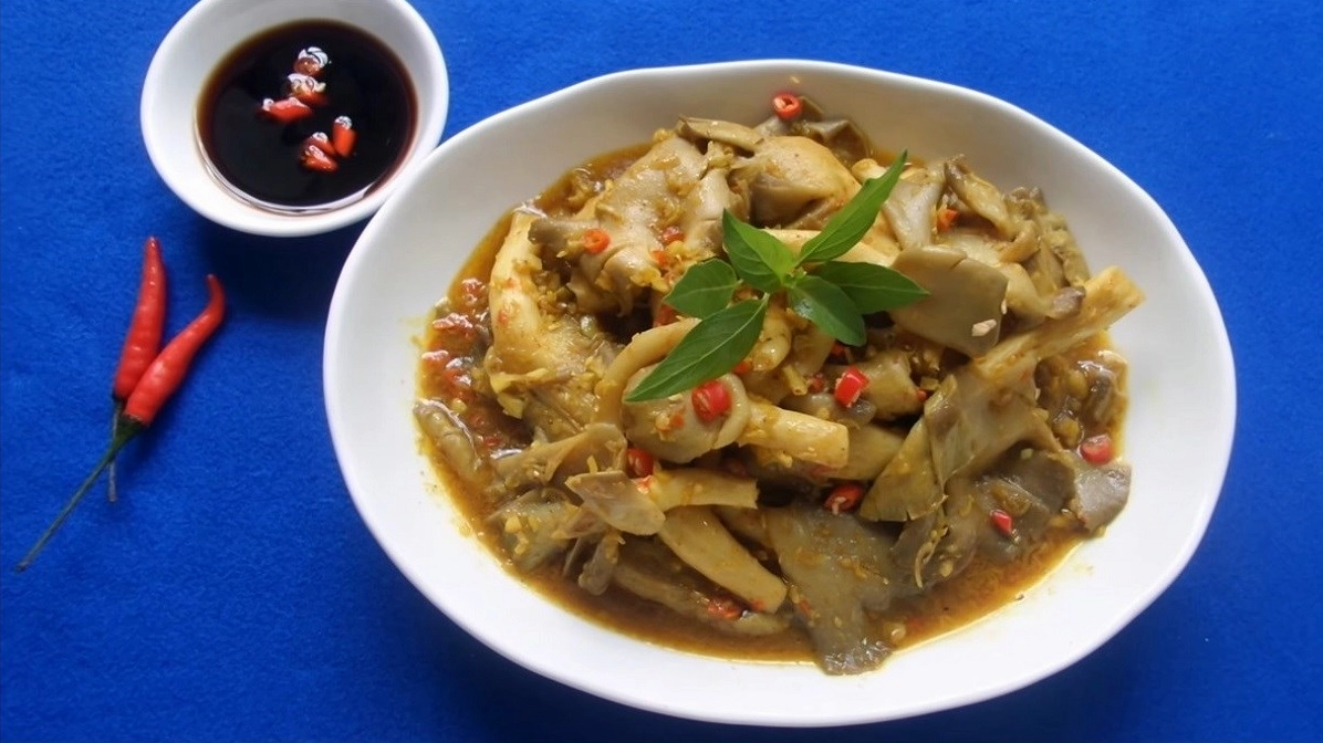 Đĩa nấm bào ngư xào sả ớt thơm ngon hấp dẫn với màu sắc bắt mắt