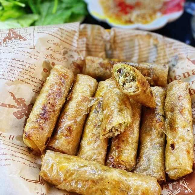 Đĩa nem gà thành phẩm nhìn rất bình thường nhưng ăn cực ngon