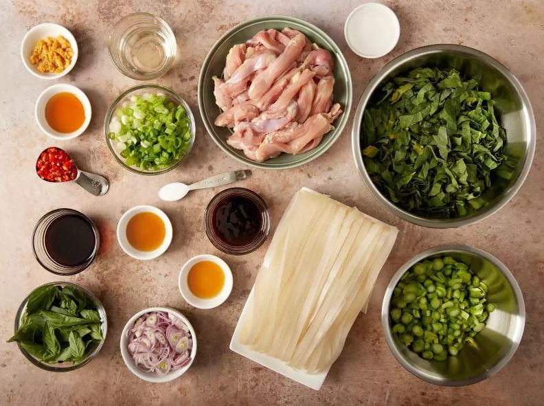 Đĩa phở xào gà thơm ngon bổ dưỡng cho ngày lạnh giá