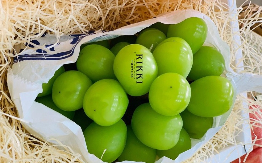 Đĩa salad cao cấp được điểm xuyết thêm những loại quả đặc biệt